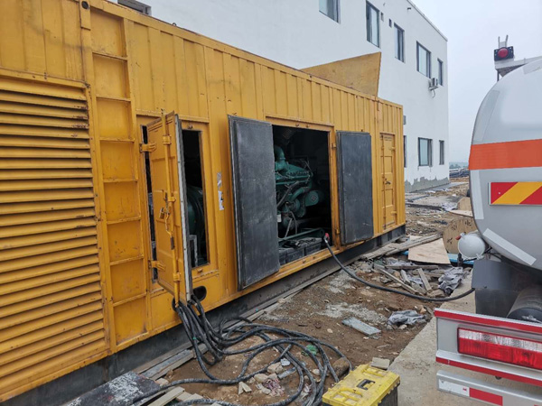 靖安如何在发电机出租合同中约定设备的维修和保养责任？